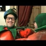 Dos tomates y dos destinos. Risas y conciencia ambiental.